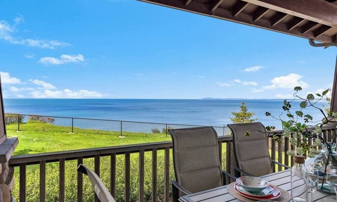 Oak Harbor Casa | Puget Sound Sunset - Whidbey Ocean Front home with C