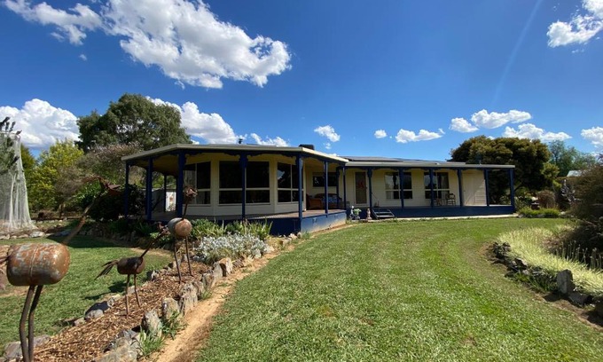Rutherglen Casa | Pull Up Stumps