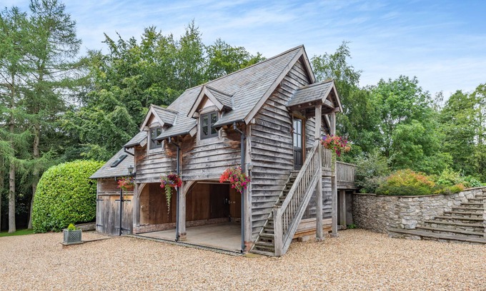 Montgomery Cabaña | PULTHELEY COTTAGE, romantic, with hot tub in Churchstoke