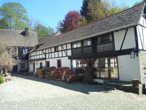 Seeheim-Jugenheim Apartamento | Pulvermühle - 3 Zimmer Maisonette inkl Bad am Stettbach im NATURA 2000 Gebiet mit 12500 qm Garten