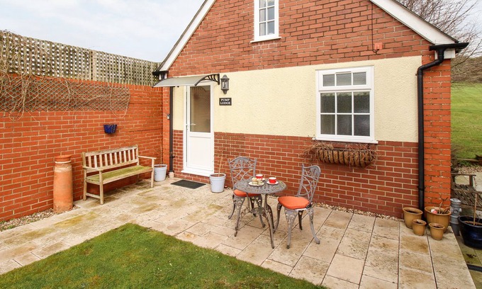 Littlebredy Cabaña | PUMP LODGE, family friendly, character holiday cottage in Upwey