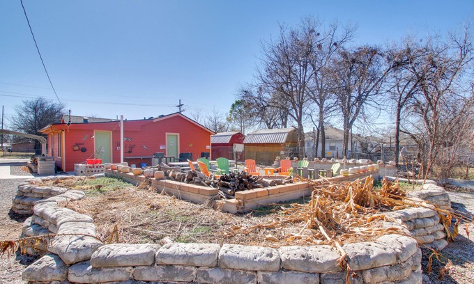 Lawton Cabaña | ‘Pumpkin Cottage’ w/ Fire Pit & Grills in Lawton