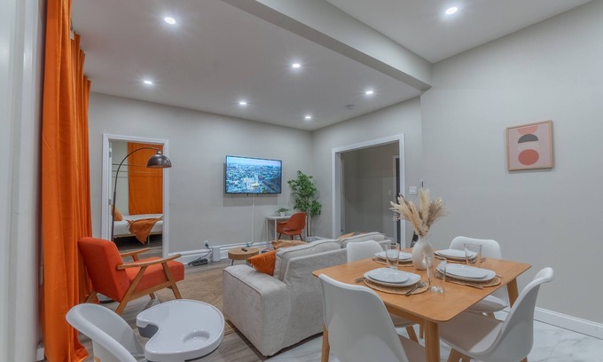 Upper Roseville Apartamento | Pumpkin Premise by Airport. 5 beds+Sleeps 8! ✨Book 7 days, Get 20% OFF!✨