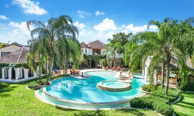Casa de Campo Villa | MANSIÓN DELANTERA DE GOLF EXTRAVAGANTE CERCA DEL OCÉANO CON COCINERO, MARIPOSA, Criadas, CARROS DE GOLF