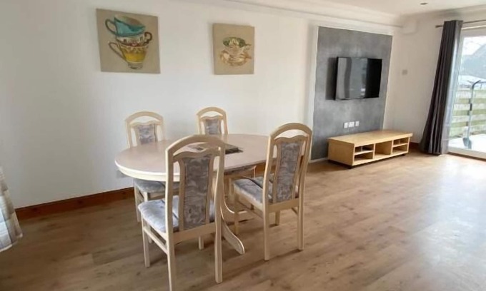 Dunfermline Apartamento | Pure Home Oakley Central with Parking By Three Bridges Apartments