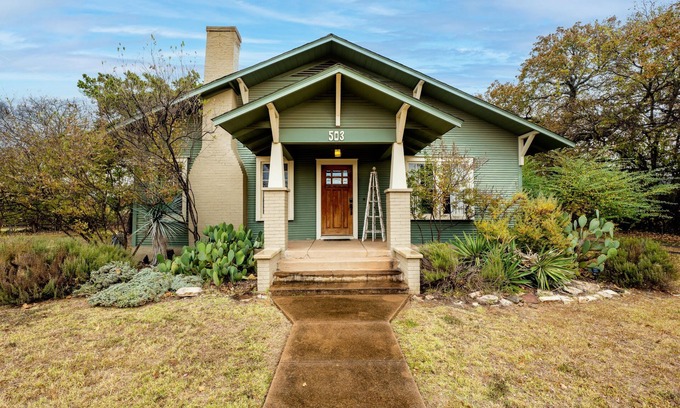 Granbury Casa | Pure Joy - Cozy Bungalow Downtown Granbury