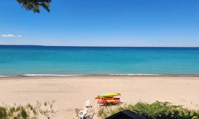 Leland Casa | Pure Lake Michigan Cottage Getaway Global Wellness at it's BEST 14 people