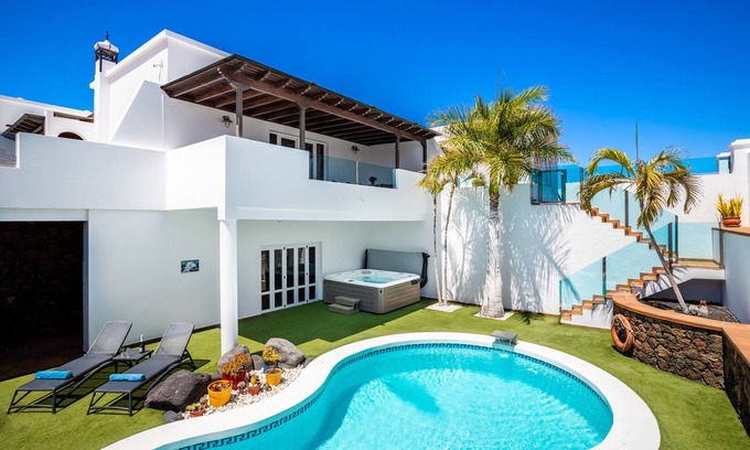 Puerto Calero Villa | PURO LUJO 4 dormitorios 5 baños Villa con piscina climatizada, aire acondicionado y bañera de hidromasaje