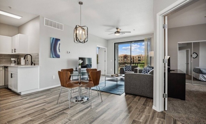 Desert View Village Apartamento | Pure Suites Ascent 2 Bed Gym Pool Cabana in Phoenix
