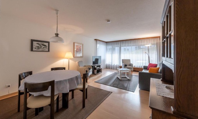 Flims Apartamento | Putzprinz Gujan Ferienwohnung, Haus Surmir B/16