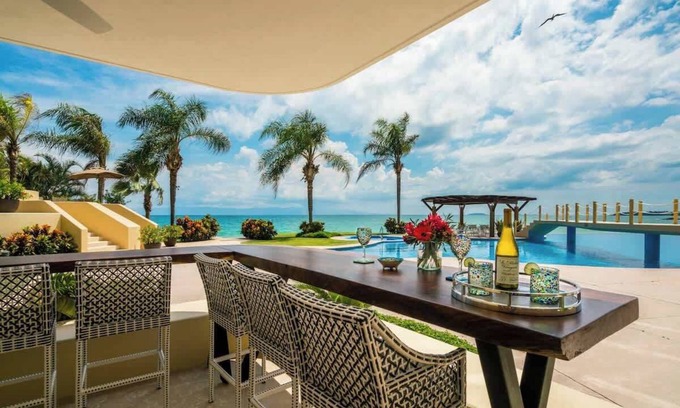 Emiliano Zapata Apartamento | Poolside Terrace Great Beachfront Gem!