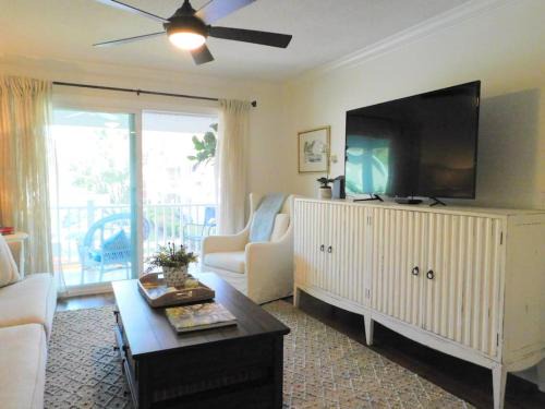Demere Park Casa | Q4 Professionally decorated upstairs beautiful soothing colors close to back pool