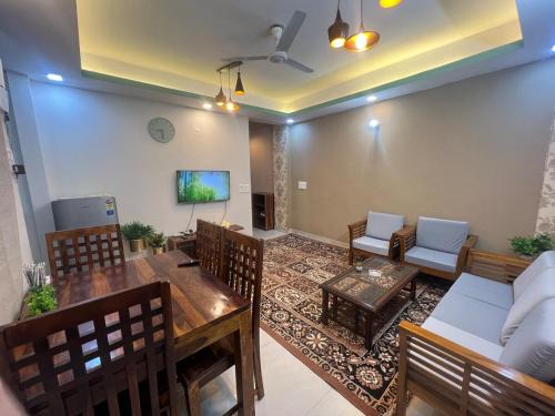 Sainik Farm Apartamento | Qazi's Modern 3BHK Flat