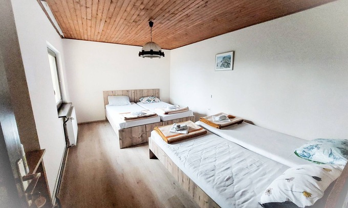 Hrastnik Casa | Quadrupe Room with Balcony at Planinski Dom Gore