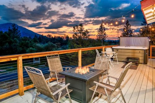 Oakhurst Casa | Quail Haven- A-frame cabin with hot tub, views, and more
