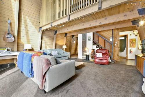 Big Bear Lake Casa | Quail's Call Big Bear~ Walk to Lake & Ski Resort