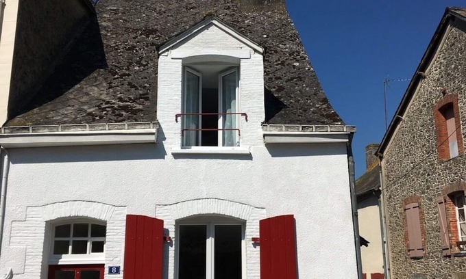 Saint-Christophe-du-Luat Casa | Pintoresca casa blanca con carácter, jardín y garaje