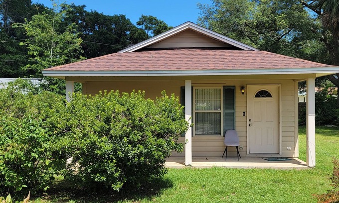 Myrtle Grove Cabaña | Quaint 1b1b Bungalow - Pensacola day trip to beaches near Navy Base