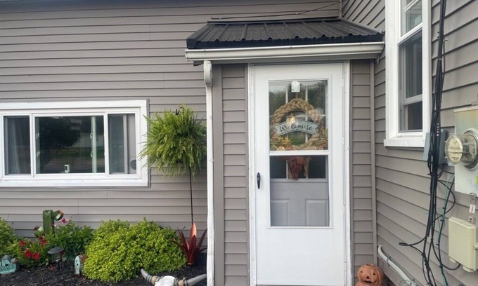 West Seneca Apartamento | Quaint 2-bedroom apartment in West Seneca. Minutes away from HighMark Stadium