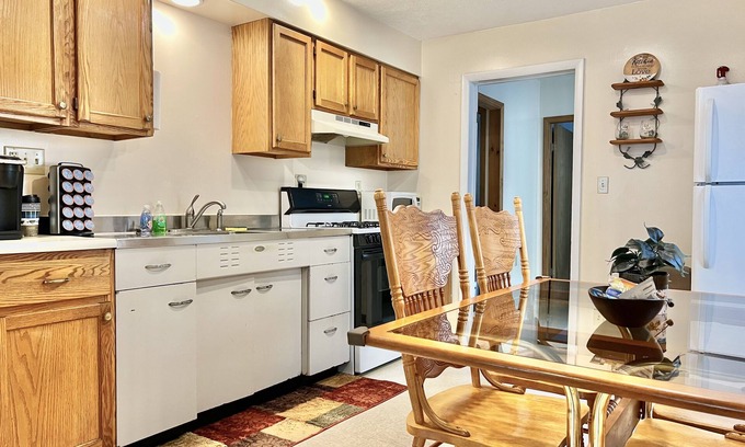 Warren Apartamento | Quaint 2 bedroom apartment. 5 minute walk to down town Close to local bike trail