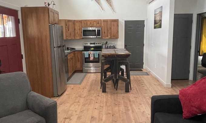 Deadwood Cabina | Quaint 2 Bedroom Cabin located in the heart of the Black Hills with garage