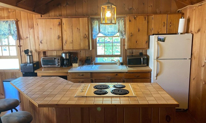 North Lake George Cabaña | Quaint 2 Bedroom Cottage on Lake George