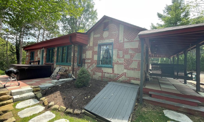 Geneva-on-the-Lake Cabaña | Quaint 2br/1ba cottage on private lake w/hot tub. Walk to Lake Erie/ GOTL Strip
