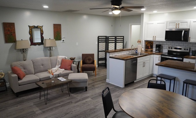 Fulton Apartamento | Quaint 2BR/2BA Apartment – Rustic Country Charm in the Heart of Downtown Fulton
