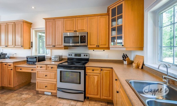 Lake of Bays Cabaña | Quaint 3 bedroom, 3 bath, Echo Lake, Baysville! Privacy! Sunsets!