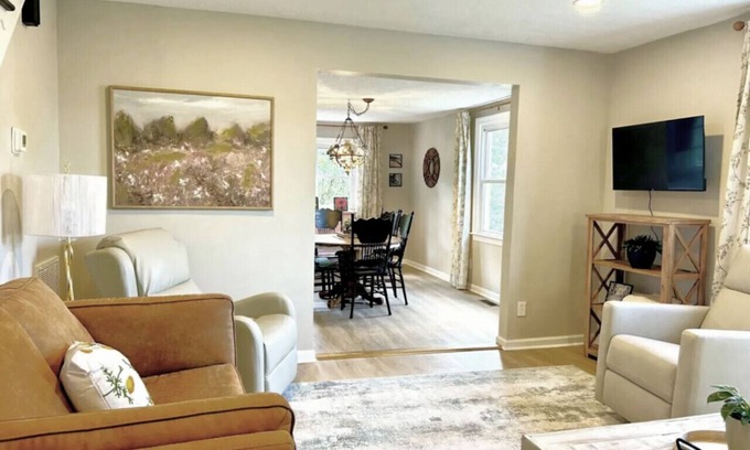 Madison Heights Casa | *Quaint 3BD Home \ 2 King Beds \ 3TVs \ Free Wifi*