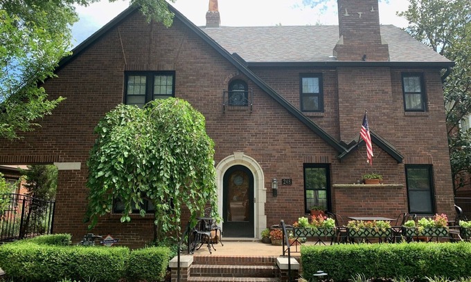 College Hill Casa | Quaint 4-bedroom home located in Wichita’s adorable College Hill