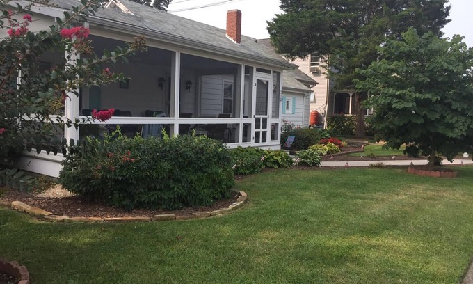 Country Club Estates Cabaña | Quaint 4BR Beach Cottage w/ Screened Porch – Walk to Beach & Shops!