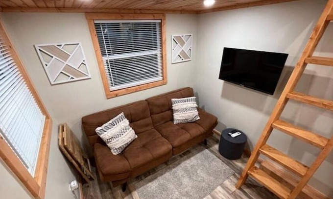 Hunt Club Casa | Quaint and Cozy Tiny Home - Getaway from the City