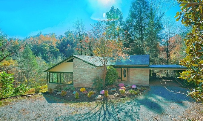 Gatlinburg - Pigeon Forge Cabaña | Quaint and private mountain stone and wood cottage