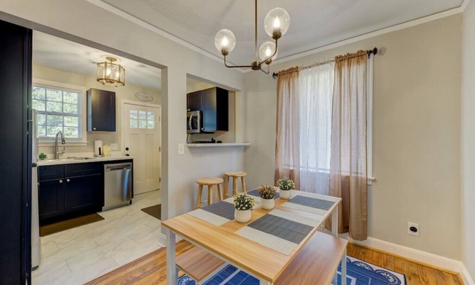 Rosewood Casa | Quaint and Updated Columbian Cottage: Sleeps four!