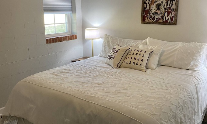 Starkville Apartamento | Quaint Basement Apartment within walking distance to MSU!