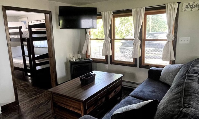 Gypsum Apartamento | Quaint Bay Cottage Retreat W/ Sunsets & Hot Tub
