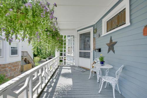 Beverly Casa | Quaint Beverly Townhome Walk to Beach and Downtown!