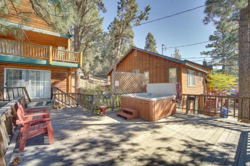 Whispering Forest Casa | Quaint Big Bear Home with Hot Tub 4 Mi to Skiing!
