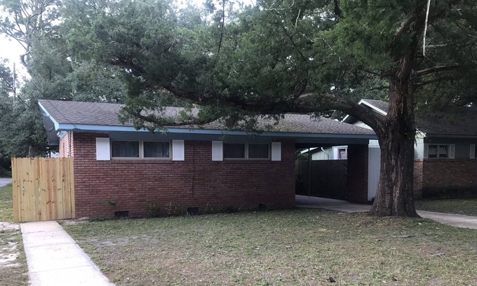 Fort Walton Beach Casa | Quaint Blue Cottage