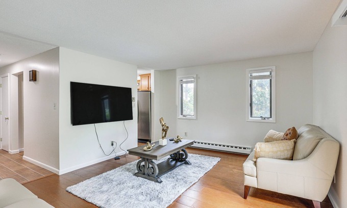 Bristol Casa | Quaint Bristol Townhome ~ 14 Mi to West Hartford!