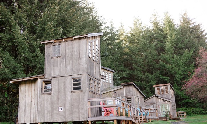 La Center Cabina | Quaint cabin farm stay with hot tub!