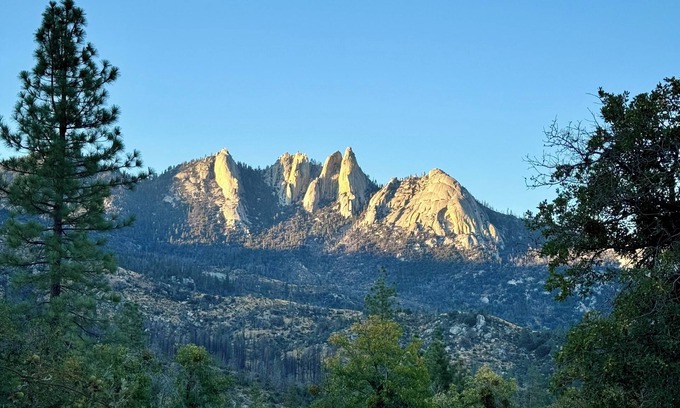 Springville Cabina | Quaint Cabin overlooking Peppermint Falls Ranch