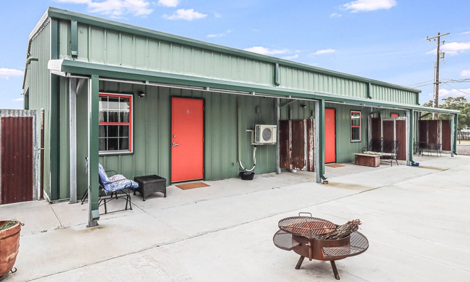 Rockport Cabaña | Quaint cabin super close to the marina, restaurants and activities!