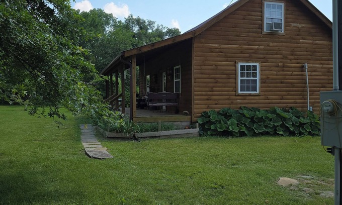 Weaubleau Cabina | Quaint cabin with AC in Weaubleau