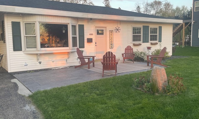 Winneconne Casa | Quaint Channel Cottage