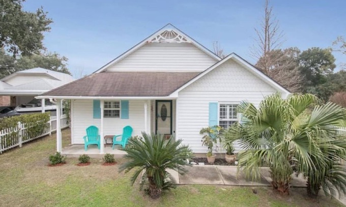 Gulfport Cabaña | Quaint Coastal Oasis with a 5-min walk to the beautiful Mississippi Gulf Coast !