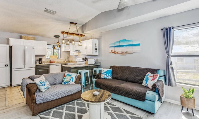 Perdido Beach Casa | Quaint Cottage by the Bay - Boat Launch 1 Street Over
