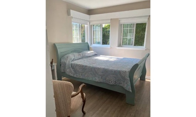 Deep Cove Casa | Quaint cottage within a 5 minute walk to Deep Cove, beach, & mountain adventures