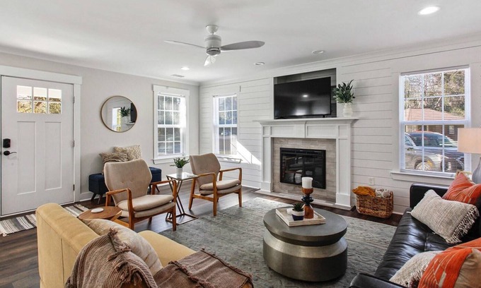 Thunderbolt Casa | Quaint Cottage Home on College